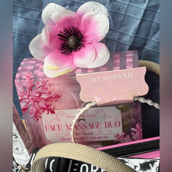 Floral Sequin Gift Set - Picture 3 of 10